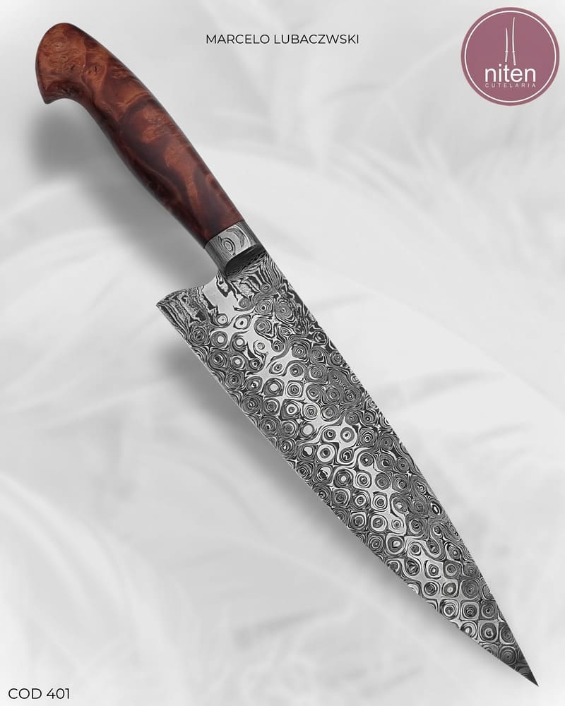 Faca Chef Artesanal Aço Damasco Cabo Madeira Estabilizada 34 cm — Marcelo Lubaczwski (Ref 401)