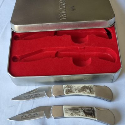 Kit Winchester 2 Canivetes Scrimshaw com Lata Metálica — Edição Limitada