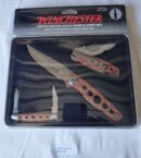 Kit Winchester 3 Canivetes Cabo Madeira com Bainha e Lata Litografada