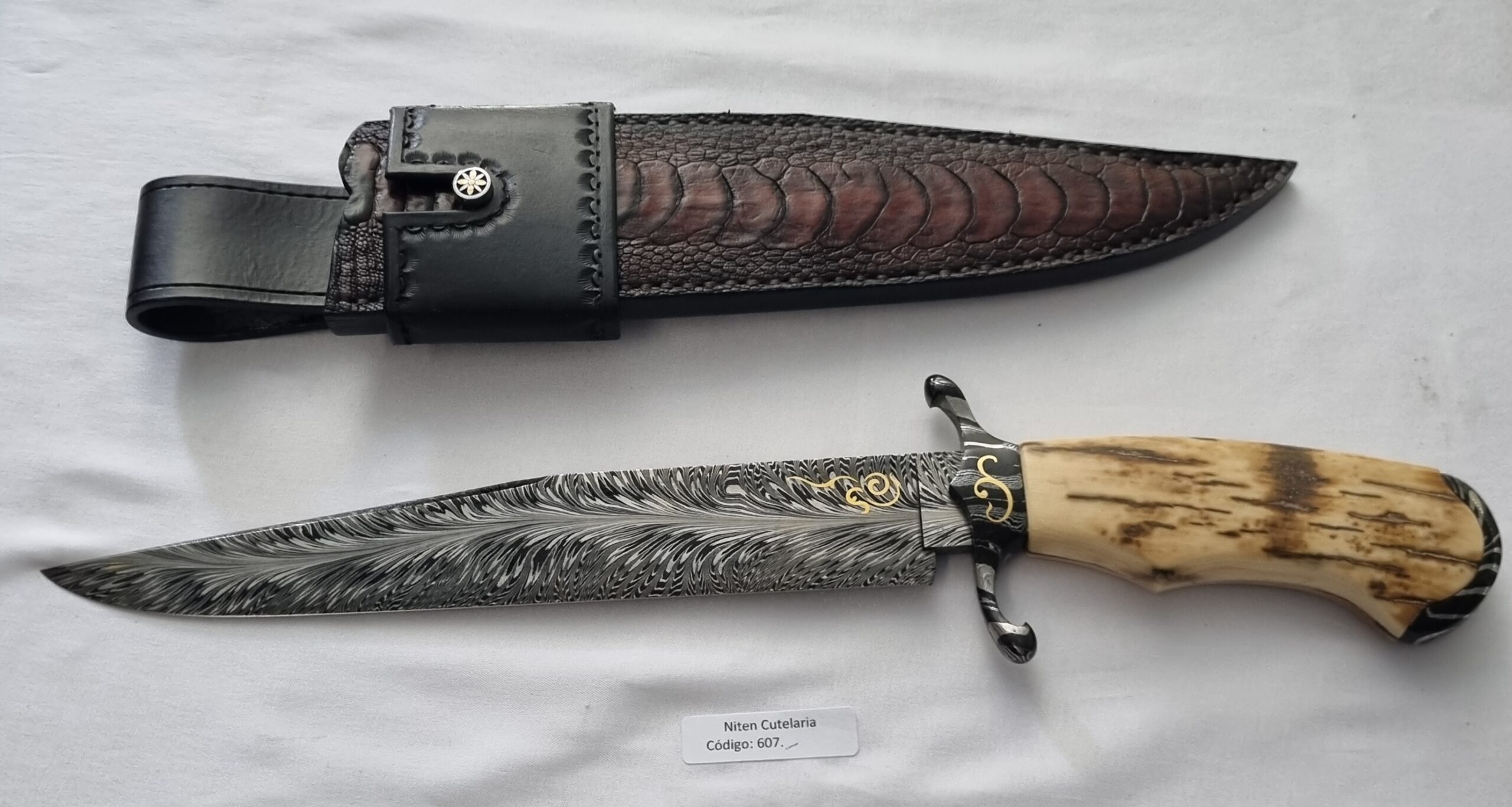 Faca Bowie Artesanal Aço Damasco Cabo Chifre 38 cm — Bertoni