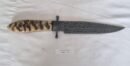 Faca Bowie Artesanal Aço Damasco Cabo Chifre de Carneiro Merino 28 cm — Luciano Dorneles